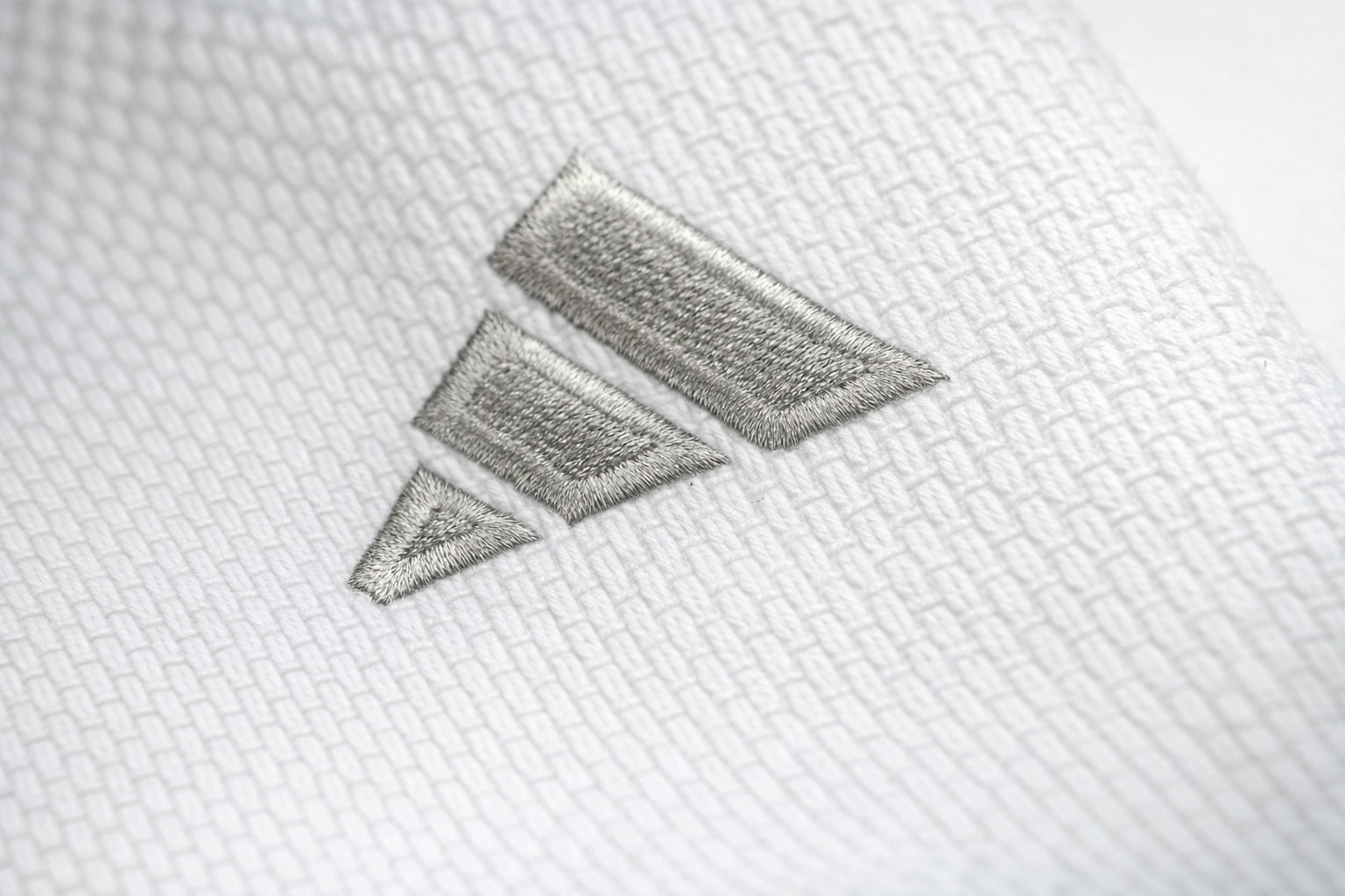 Adidas JU Kimono Champion III IJF Regular Fit 750 g mit Logo, weiß